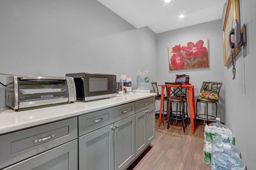 More Photos Of 665 Commercial Ave, Garden City Showroom For Sale