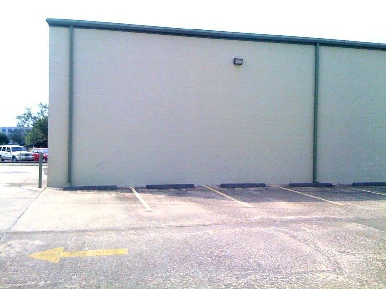 More Photos Of 1561 Live Oak St, Webster Warehouse For Lease
