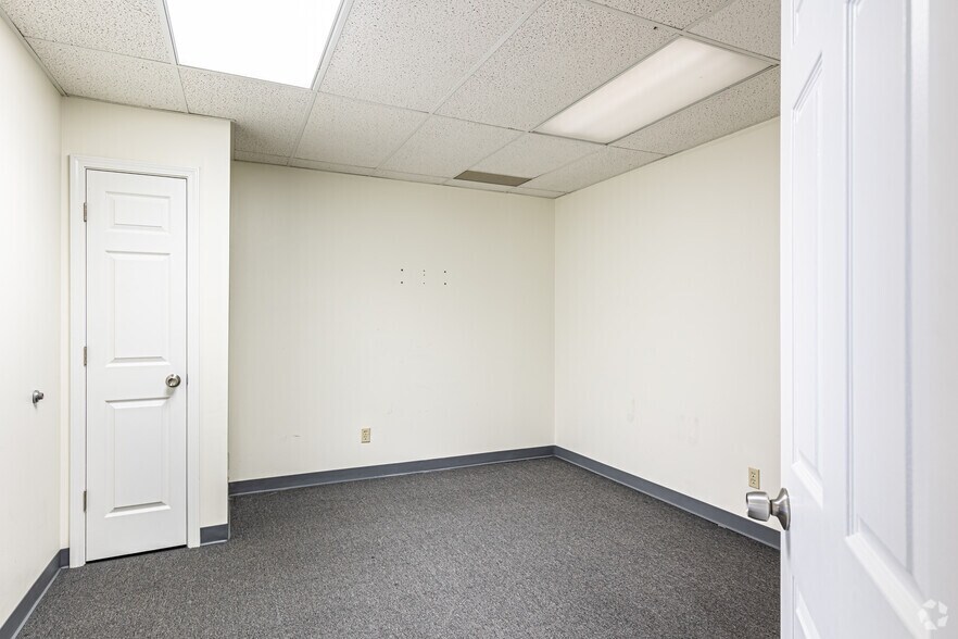 More Photos Of 3737 S Elizabeth St, Independence Office For Lease