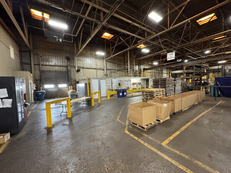 More Photos Of 200 E 90th St, Davenport Warehouse For Lease