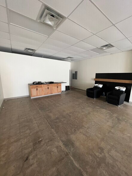 More Photos Of 1014 S Broadway St, Carrollton Unknown For Lease