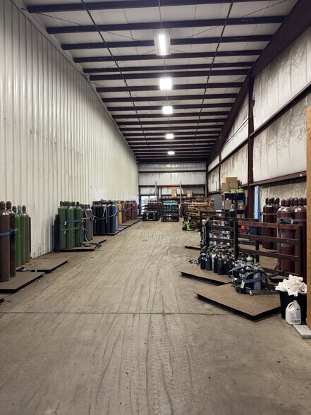 More Photos Of 155 Millenium Cir, Lakeville Warehouse For Lease