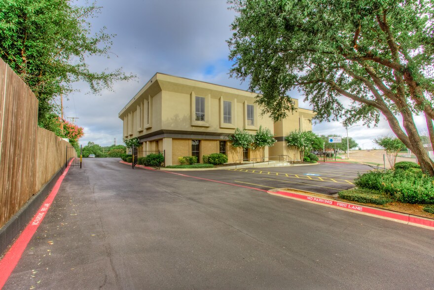 More Photos Of 6464 Brentwood Stair Rd, Fort Worth Office For Sale