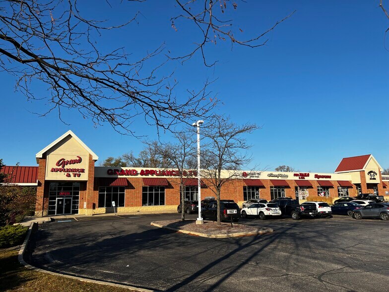 More Photos Of 210-240 Peterson Rd, Libertyville Storefront For Lease