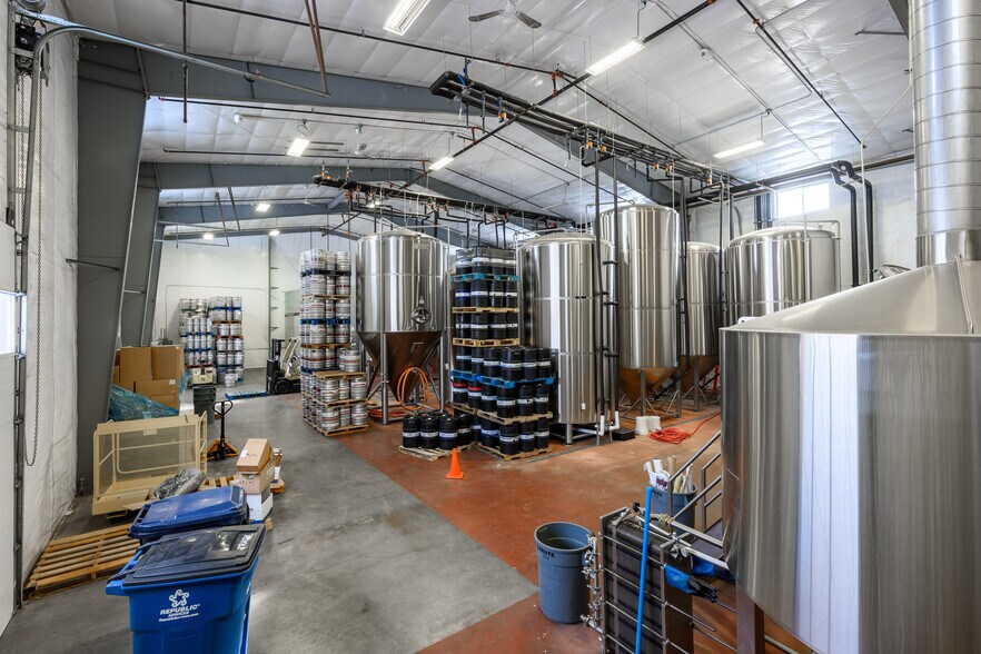 More Photos Of 265-275 W Barclay Dr, Sisters Distribution For Lease