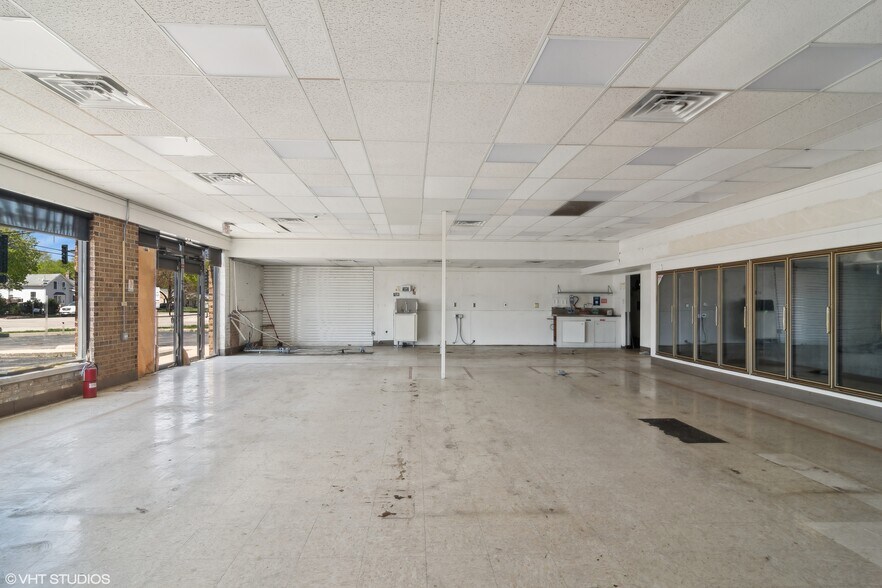 More Photos Of 802 S 4th St, Dekalb Convenience Store For Sale