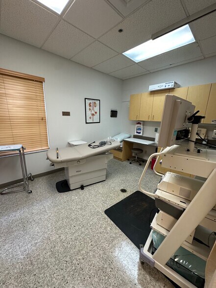 More Photos Of 842 Sunset Lake Blvd, Venice Medical For Lease