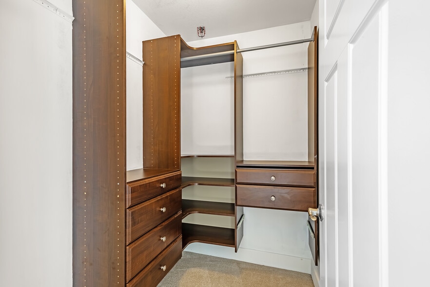 More Photos Of 4700 Roanoke Pky, Kansas City Apartments For Sale