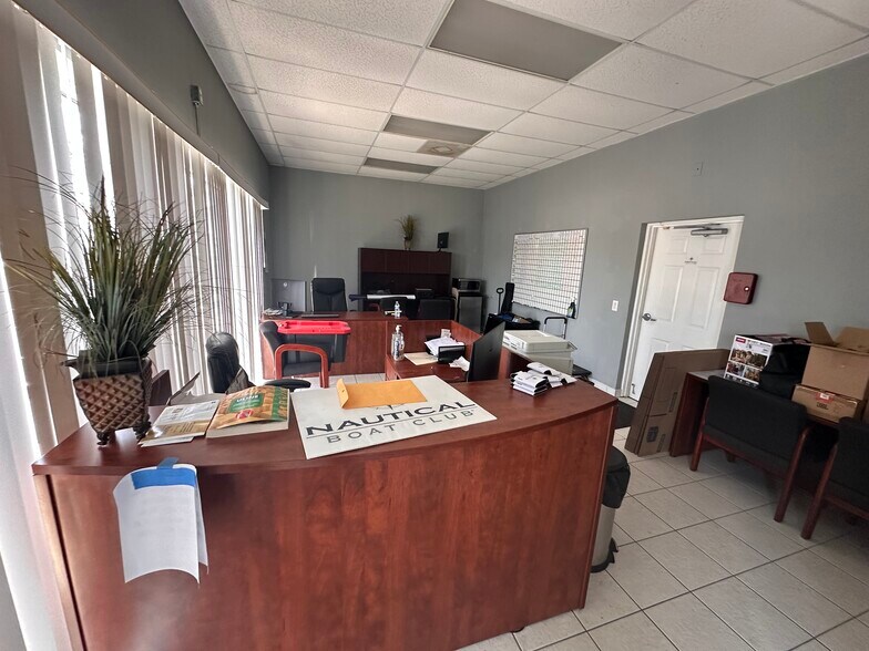 More Photos Of 4516 SE 16th Pl, Cape Coral Showroom For Lease