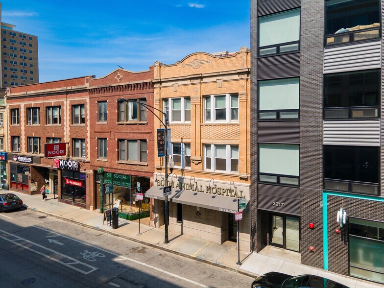 More Photos Of 3219 N Clark St, Chicago Storefront For Lease