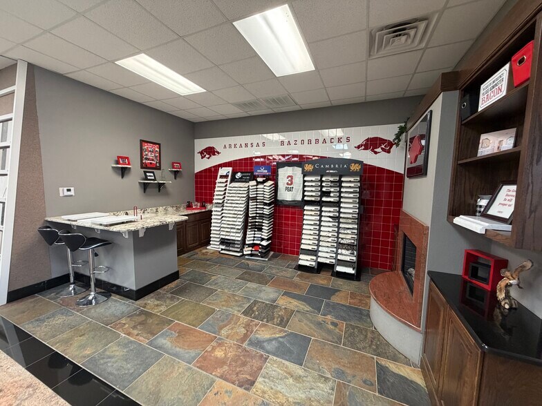 More Photos Of 18525 I-30 Hwy, Benton Showroom For Sale