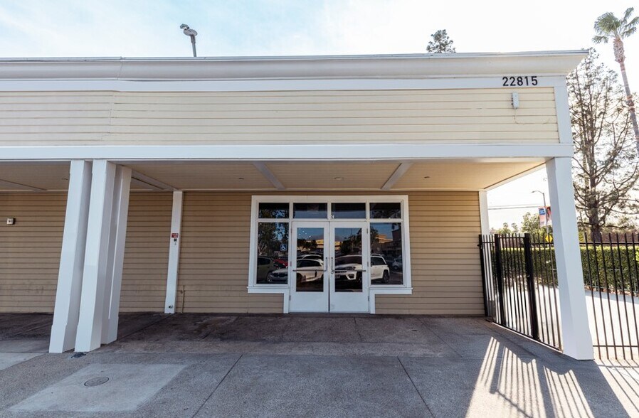 More Photos Of 22815 Victory Blvd, West Hills Storefront Retail Office For Lease