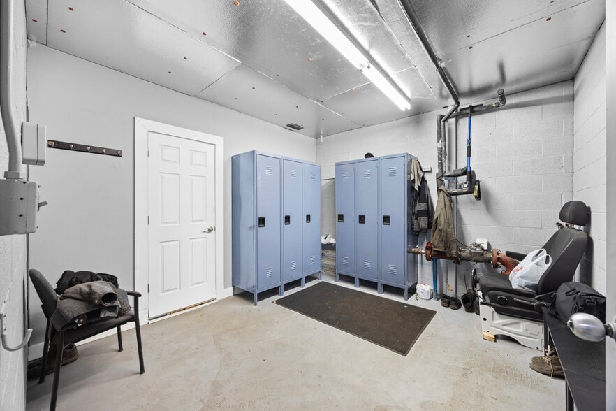 More Photos Of 1005 Geneva St, Shorewood Warehouse For Lease