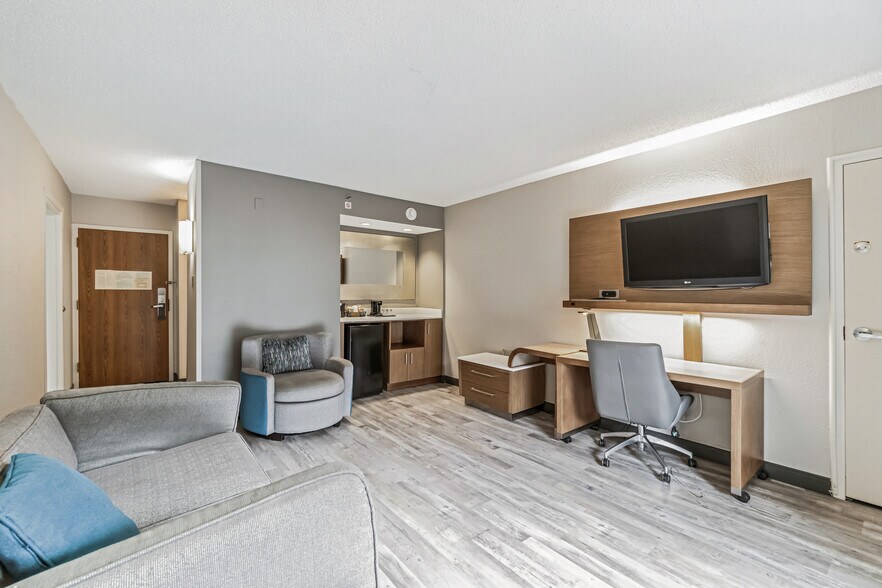 More Photos Of 1917 Coliseum Dr, Hampton Hotel For Sale