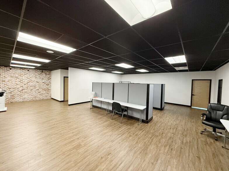 More Photos Of 2433 Humble Westfield Rd, Houston Warehouse For Lease