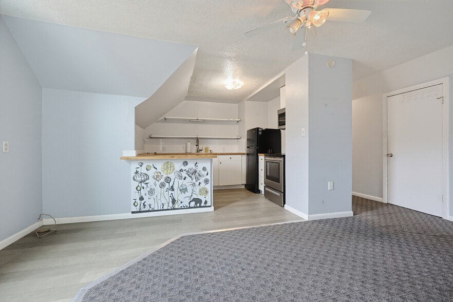More Photos Of 24-26 Montauk Ave, New London Storefront Retail Residential For Sale