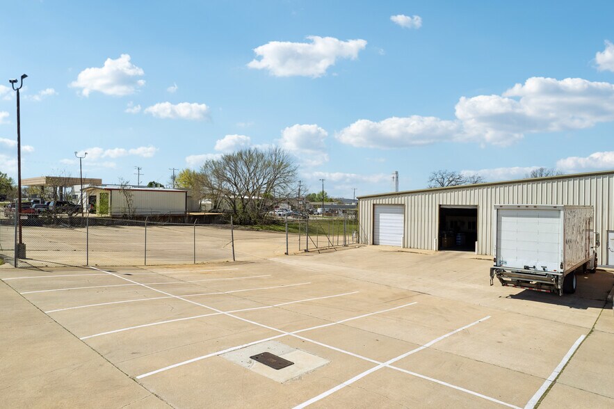 More Photos Of 710 S Adams St, Sapulpa Distribution For Sale