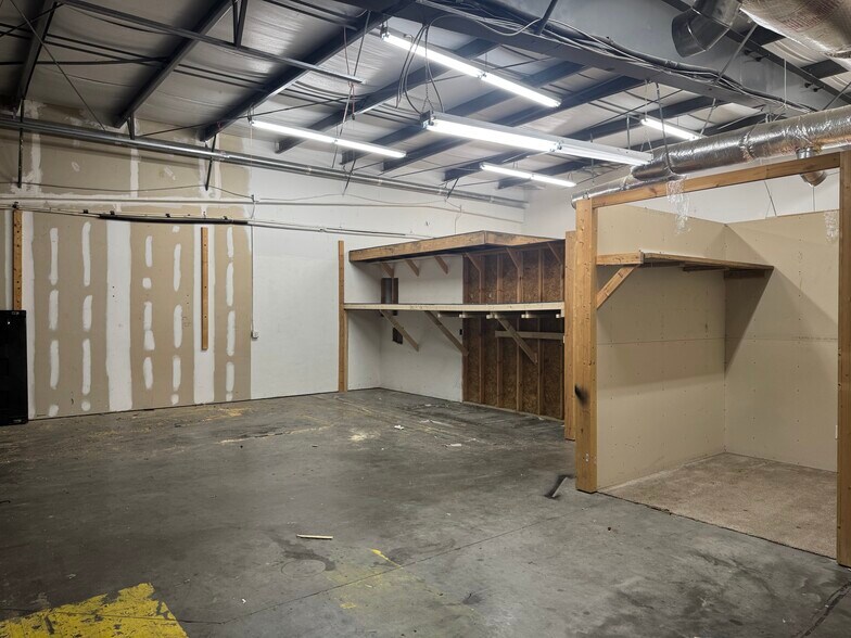 More Photos Of 53 Persimmon St, Bluffton Showroom For Lease