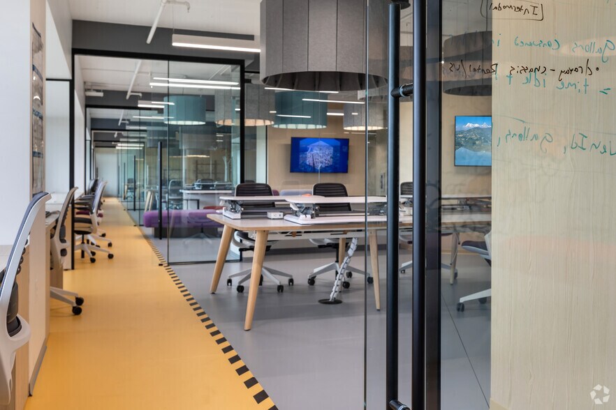 More Photos Of 1550 Crystal Dr, Arlington Office For Lease