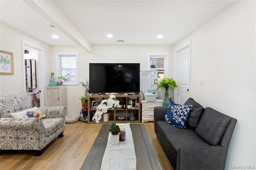 More Photos Of 305 4th Ave, Bay Shore Freestanding For Sale