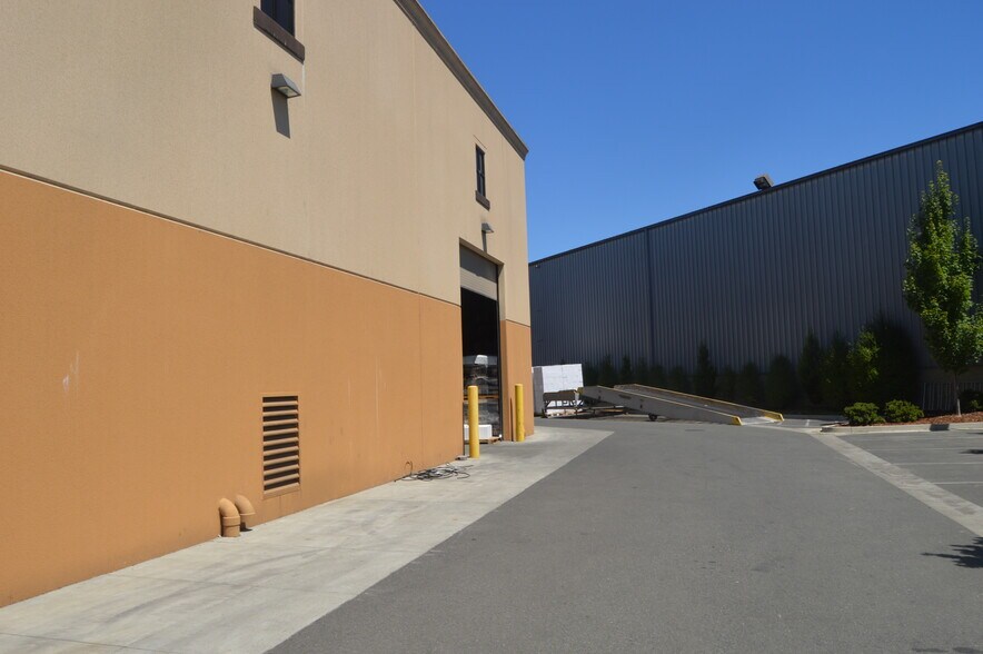 More Photos Of 5600 Earhart Ct, Windsor Warehouse For Lease