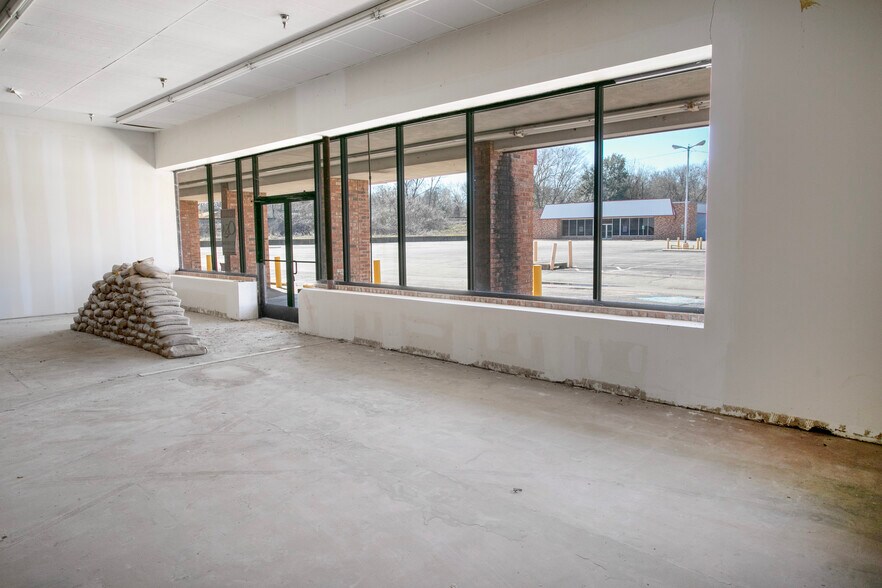 More Photos Of 315-330 E Spring St, Palestine Unknown For Lease