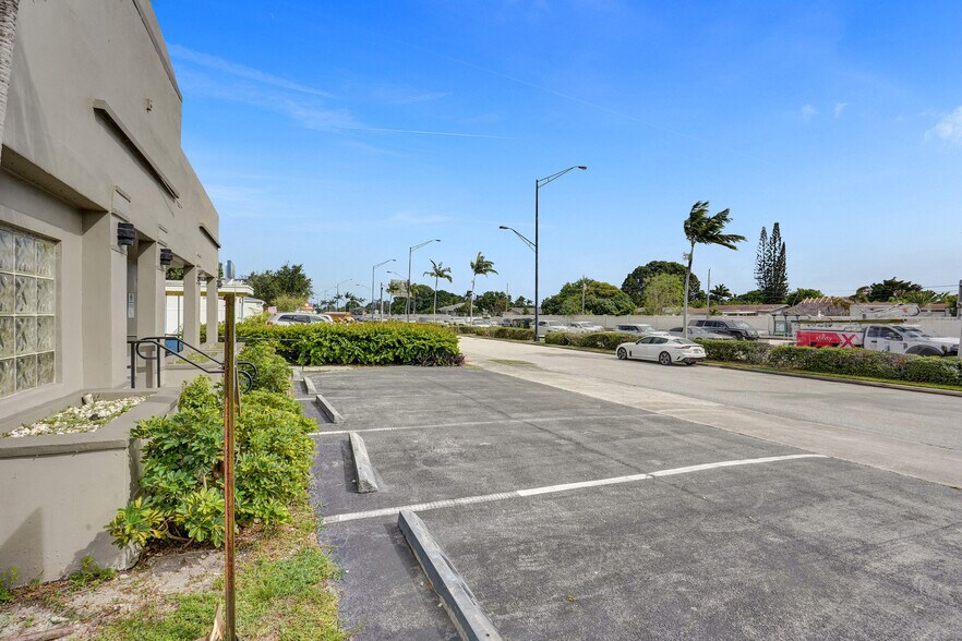 More Photos Of 51 E Commercial Blvd, Fort Lauderdale Medical For Sale