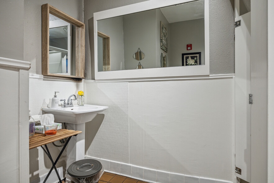 More Photos Of 4315 Montrose Blvd, Houston General Retail For Lease