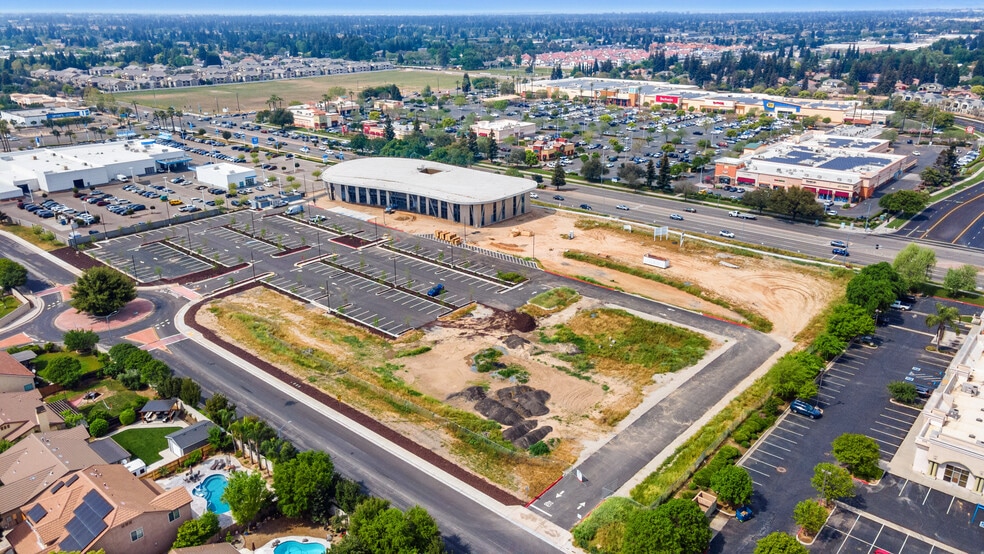 More Photos Of 700 W Herndon Ave, Clovis Unknown For Lease