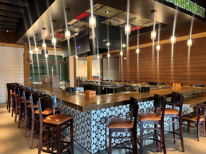 More Photos Of 8810 S 71st Plz, Papillion Restaurant For Lease