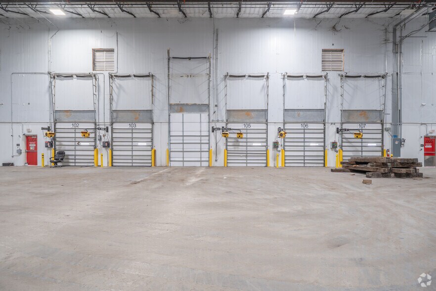 More Photos Of 9851 Fallbrook Pines Dr, Houston Warehouse For Lease