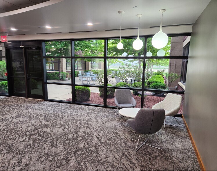 More Photos Of 12421 Meredith Dr, Urbandale Office For Lease