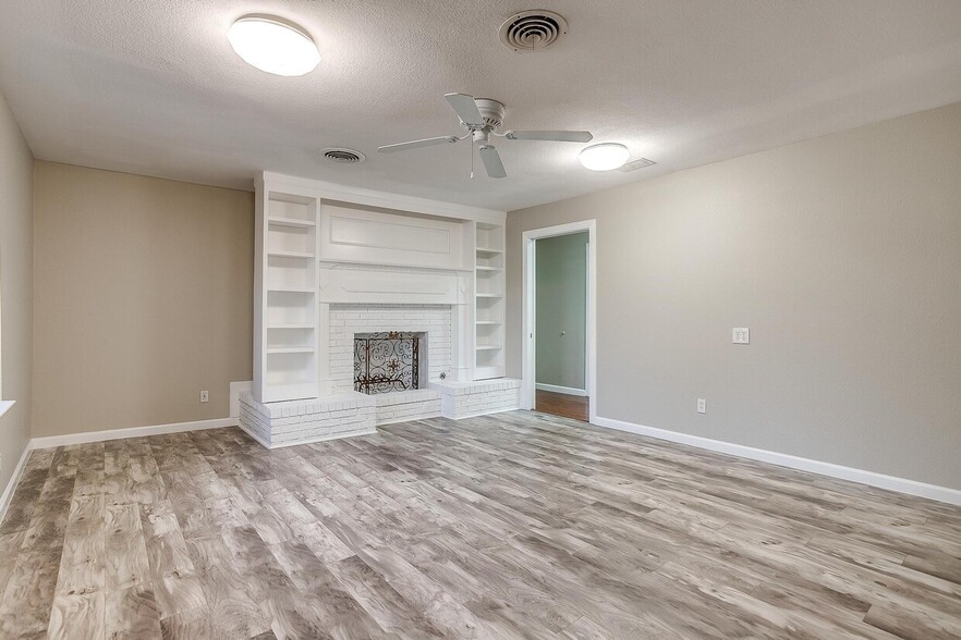More Photos Of 2418 Cales Dr, Arlington Office Residential For Sale