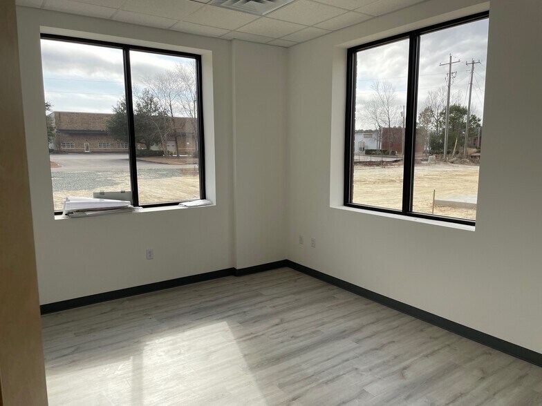 More Photos Of 3217 Pennington Drive, Wilmington Flex For Lease