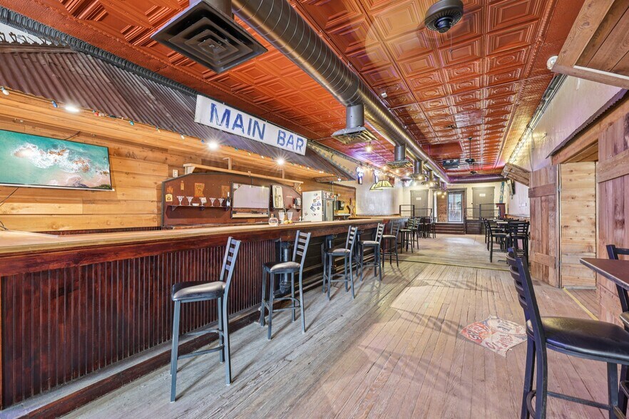 More Photos Of 113 N Main St, Moulton Bar For Sale