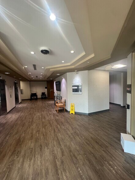 More Photos Of 2670 Chancellor Dr, Crestview Hills Office For Lease