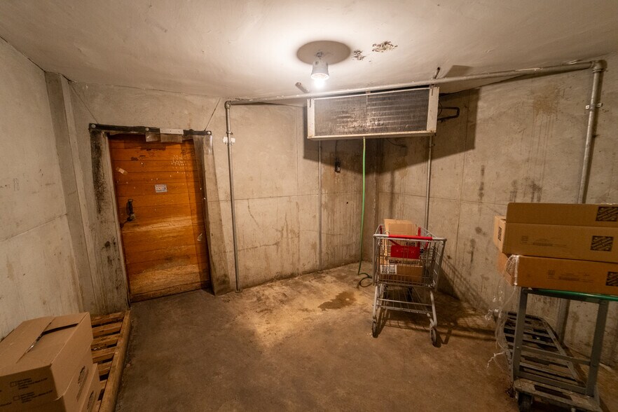 More Photos Of 1302 E Crestwood Dr, Victoria Storefront For Sale