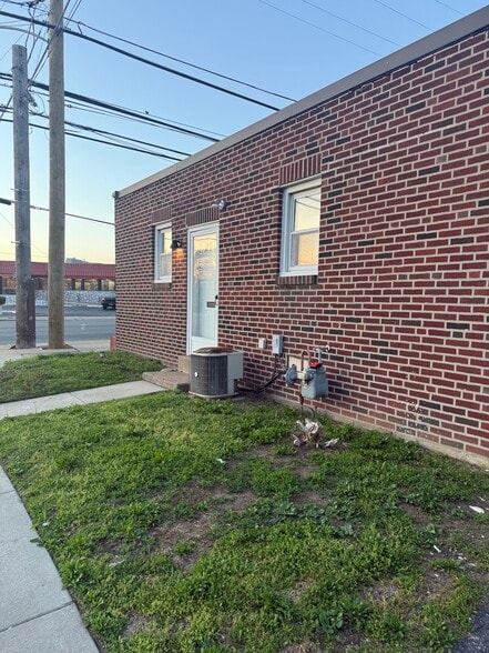 More Photos Of 2216 Macdade Blvd, Holmes Medical For Sale