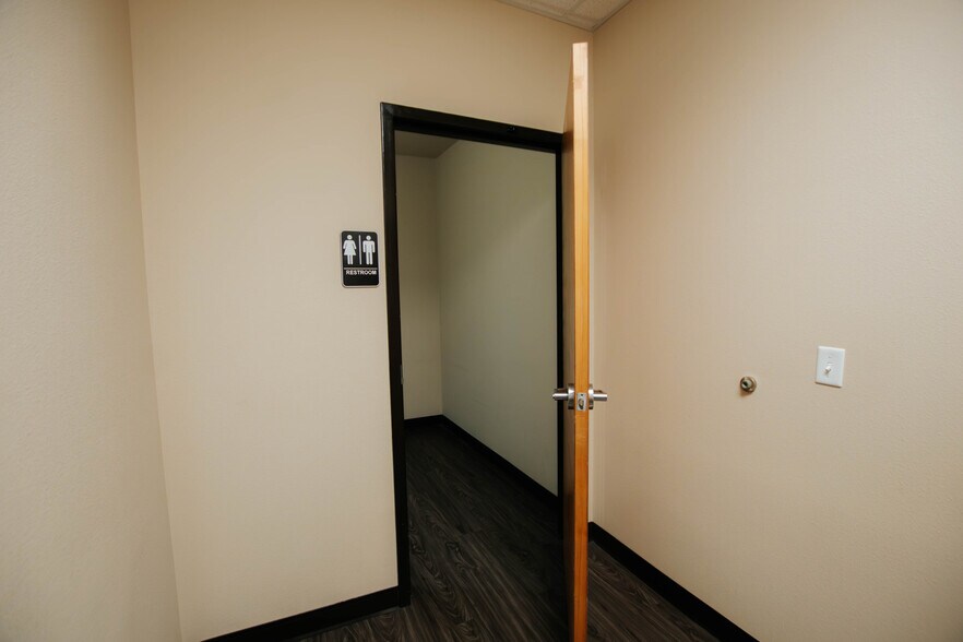 More Photos Of 9870 N Gateway Blvd, El Paso Office For Lease