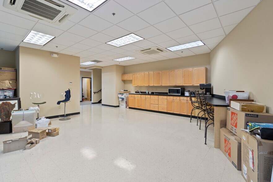 More Photos Of 1690 Roberts Blvd, Kennesaw Warehouse For Sale