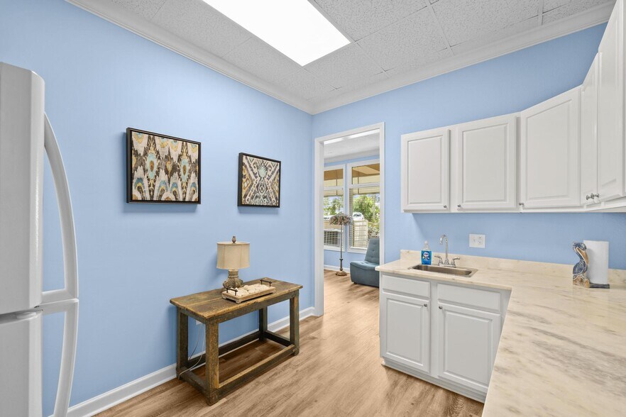 More Photos Of 913 Gulf Breeze Pky, Gulf Breeze Storefront Retail Office For Sale
