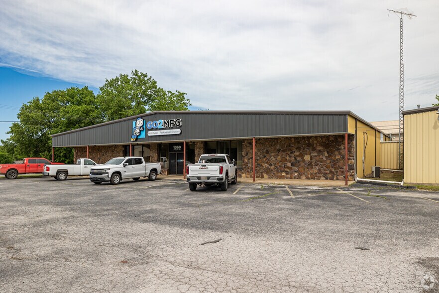 More Photos Of 1060 1st Ave NE, Gravette Industrial For Lease