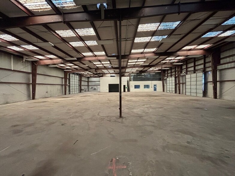 More Photos Of 10602 Bluff Bend Dr, Austin Warehouse For Lease