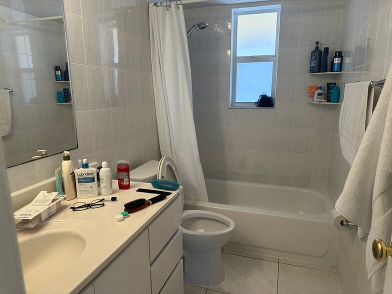 More Photos Of 724 NE 4th St, Hallandale Beach Apartments For Sale