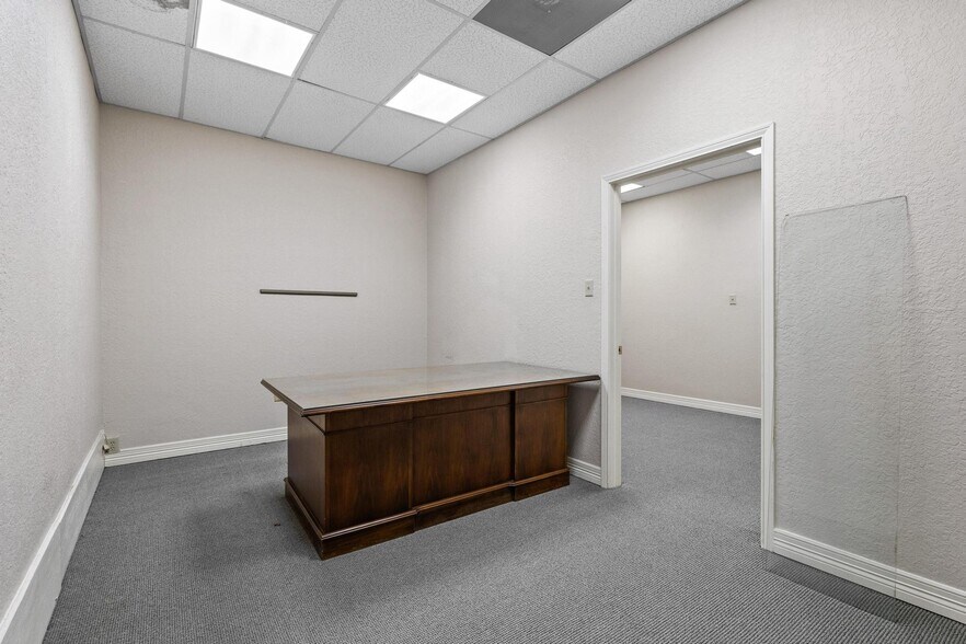 More Photos Of 111 S Travis St, Sherman Office For Sale