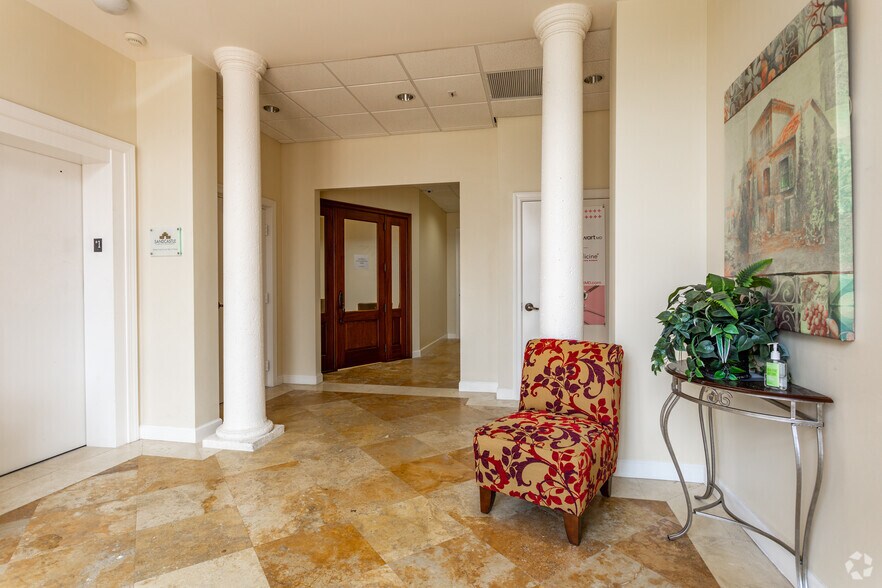 More Photos Of 9150 Galleria Ct, Naples Medical For Lease