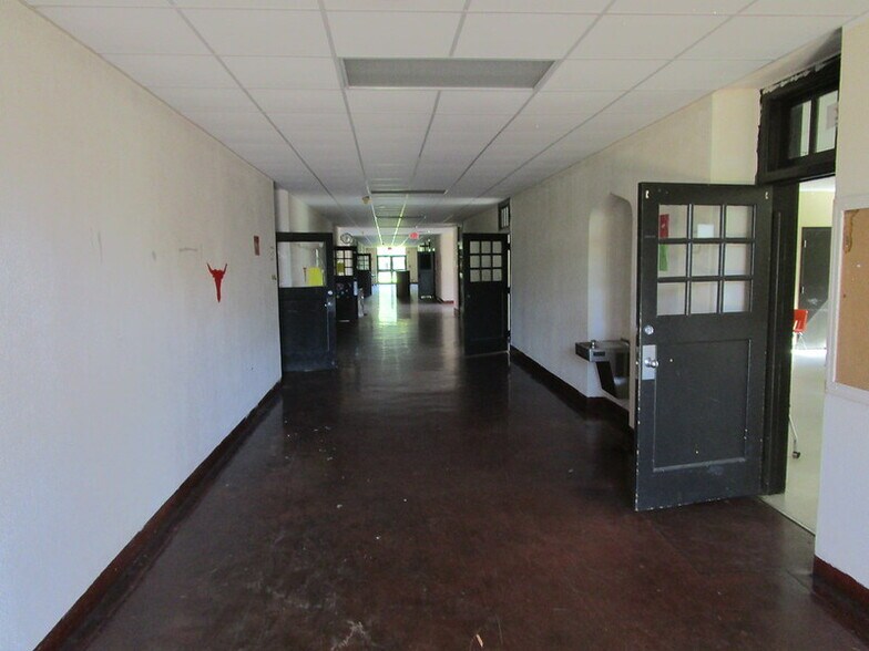 More Photos Of 700 W Houston St, Marshall Schools For Sale
