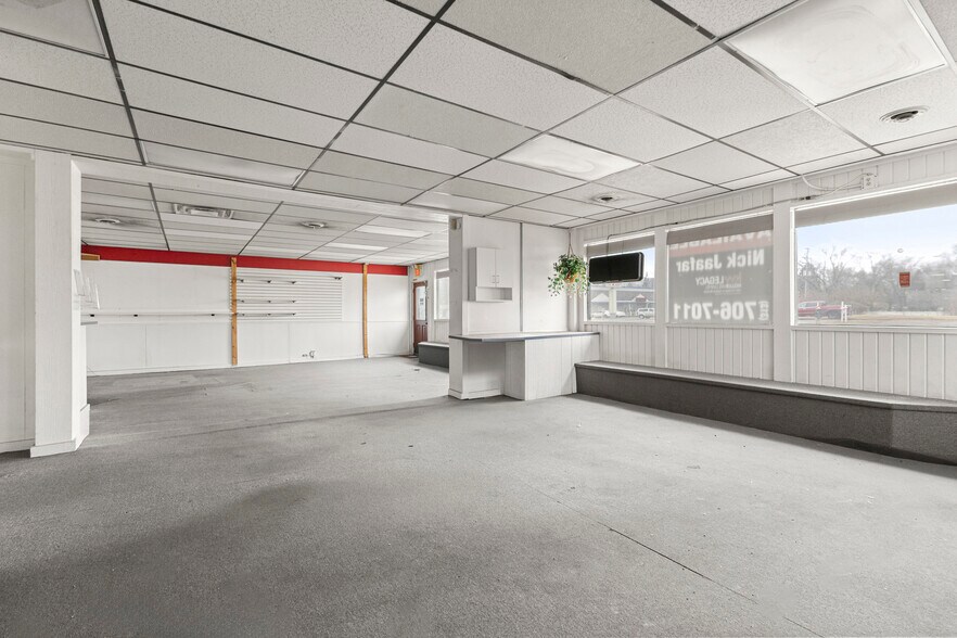 More Photos Of 26905 Plymouth Rd, Redford Township Freestanding For Lease