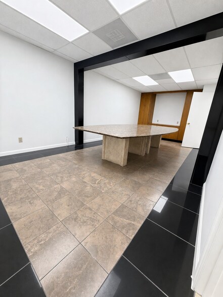 More Photos Of 6445 Burlington Dr, Houston Warehouse For Lease