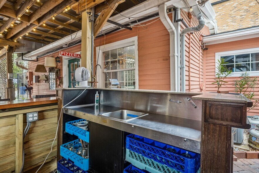 More Photos Of 218 Ash St, Fernandina Beach Freestanding For Sale